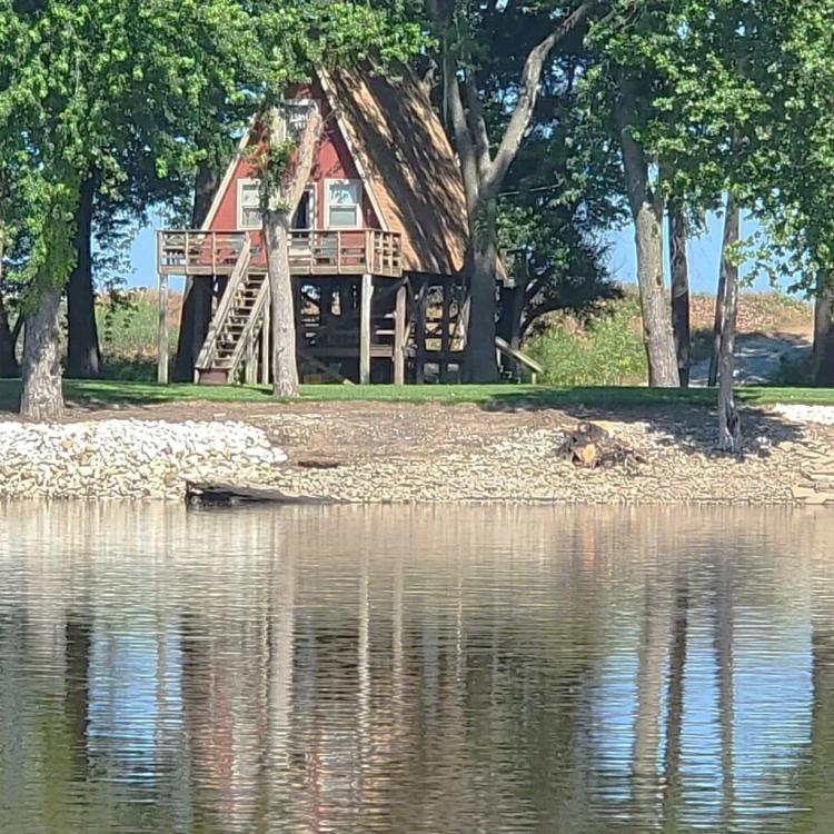 Cabin on Mississippi River with 1 Mile River Frontage