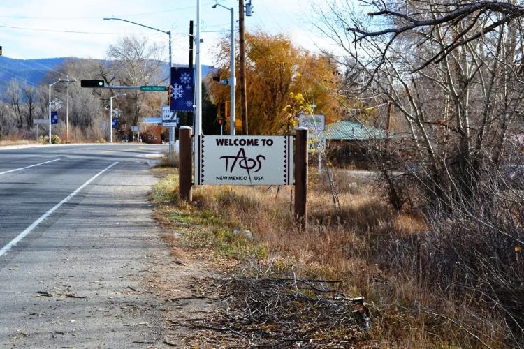 Unrestricted 1/2 Acre Corner Lot - Taos County - Good Road