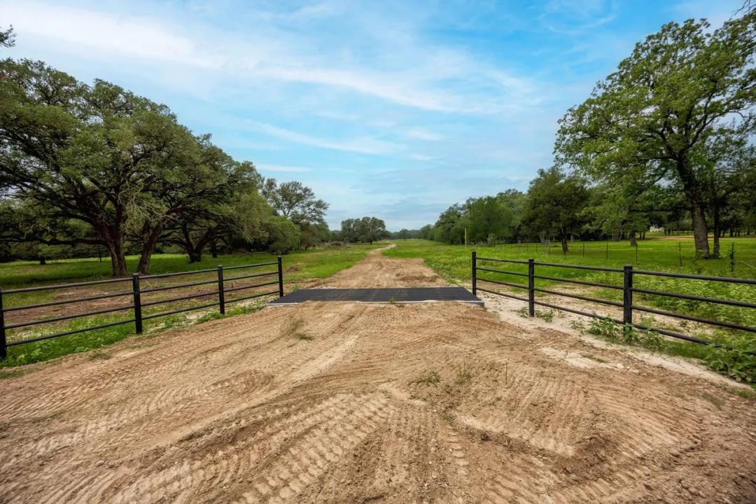2570 Burke Rd, Flatonia - 11 +/- Acres
