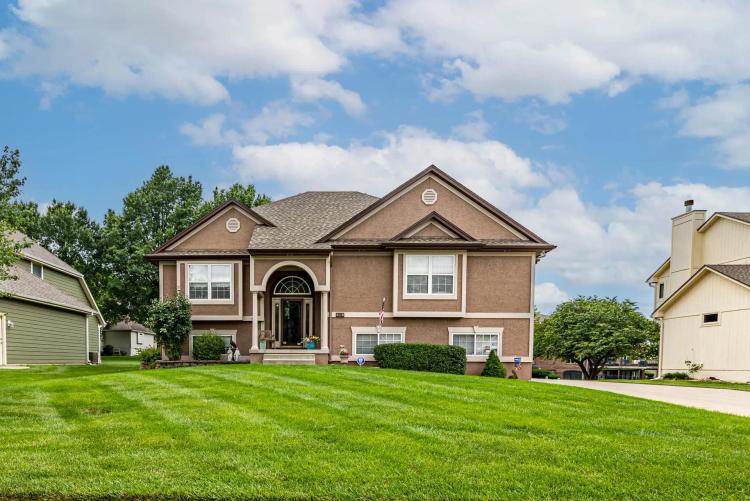 Beautiful Home in Raintree Lake Community