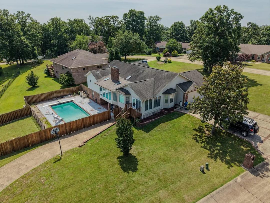 Exceptional Single-Family Home situated on a 1+/-AC Lot in Poplar Bluff