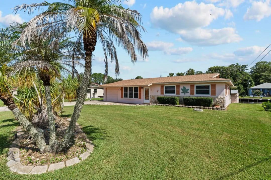 1630 Paradise Lane Astor, FL