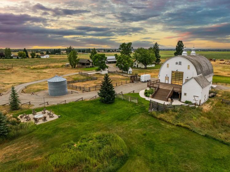 Star M Barn