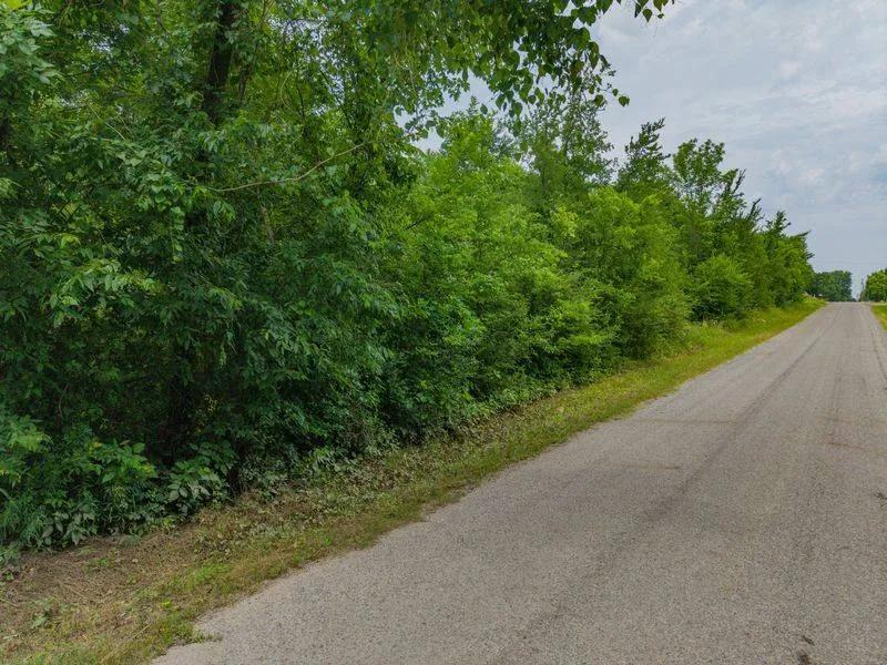 Beautiful rural 2.07acre wooded homesite located in Triple T Est