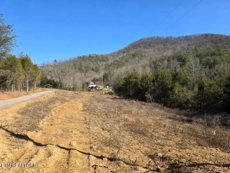 BIG BEAUTIFL BUILDING ON 20 ACRES IN SNEEDVILLE TN 