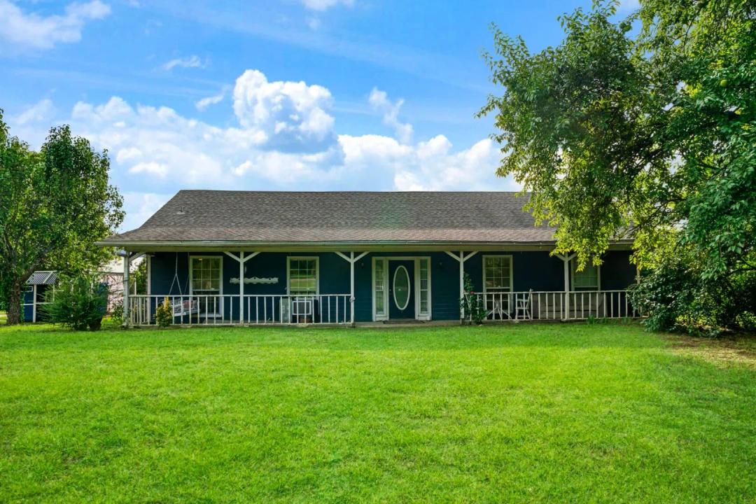 Ranch Style House on 1 Acre Paris, TX City Limits
