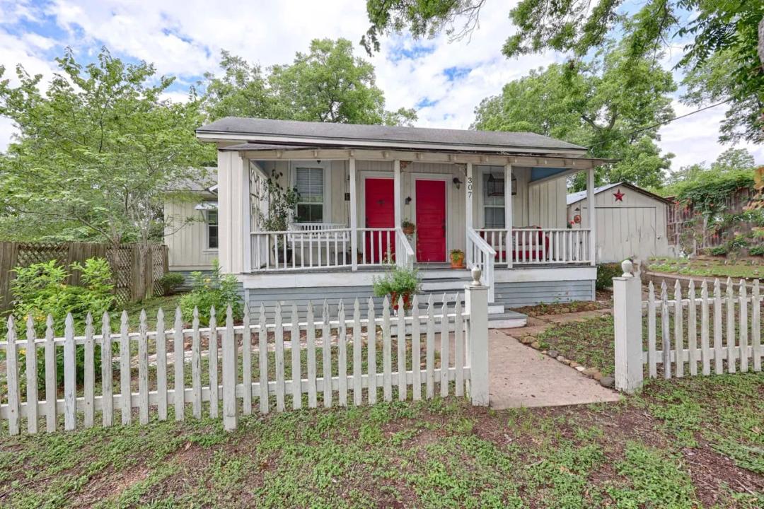 307 W Market St, Fayetteville, TX