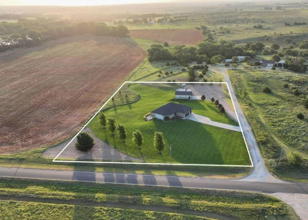 Private Lake-View Estate- 6 Bedroom, 3 Bath in Pratt Co., KS.