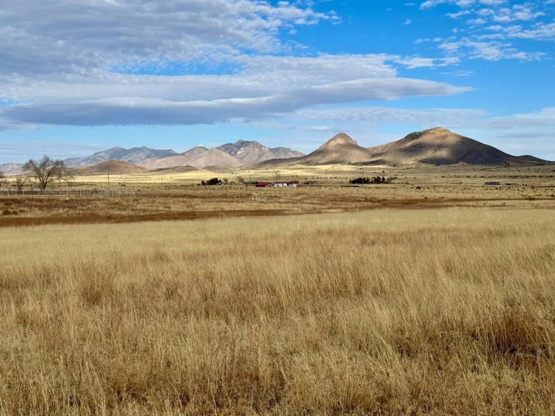 20 AC near Wineries with mountain views in beautiful Elgin, AZ