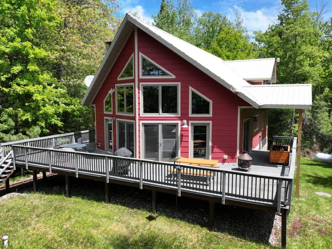 Gorgeous Cottage With Absolute Privacy On The Shore Of Lily Lake