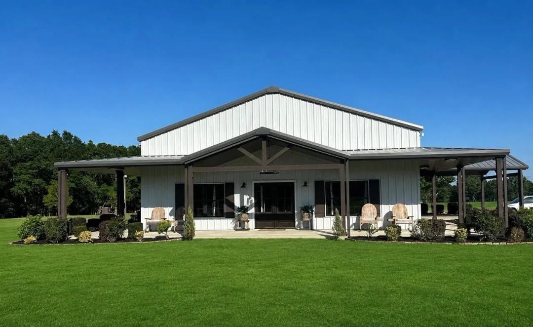 Custom Built Barndonminum on 18 Acres Dodge County