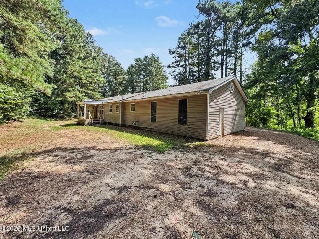 3BR Home on 1.7 Acres in Natchez, MS