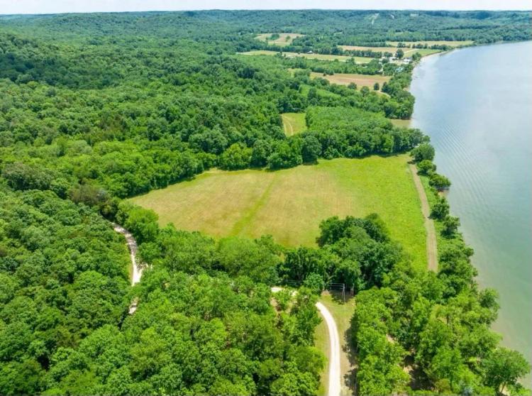 0.78-acre riverfront property located on the Tennessee River