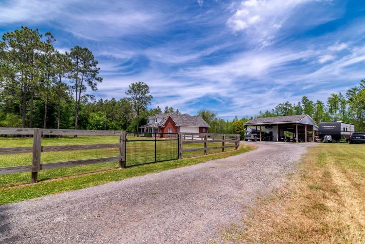A slice of the quiet country life {H-685}