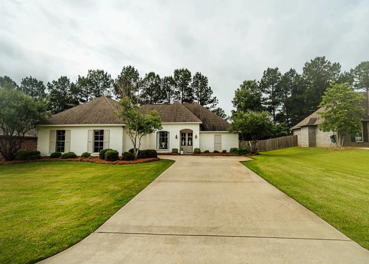 Beautifully Maintained Home in Madison County, MS 