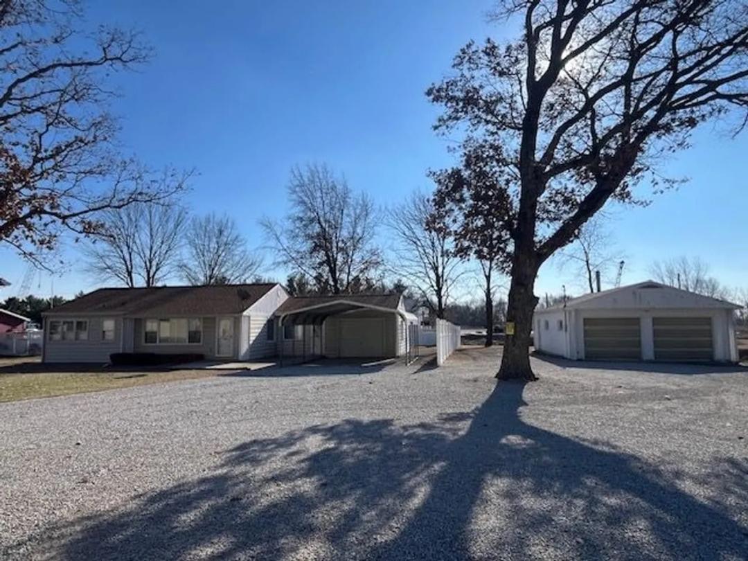 3BR Home on River Front in Douglas County, IL