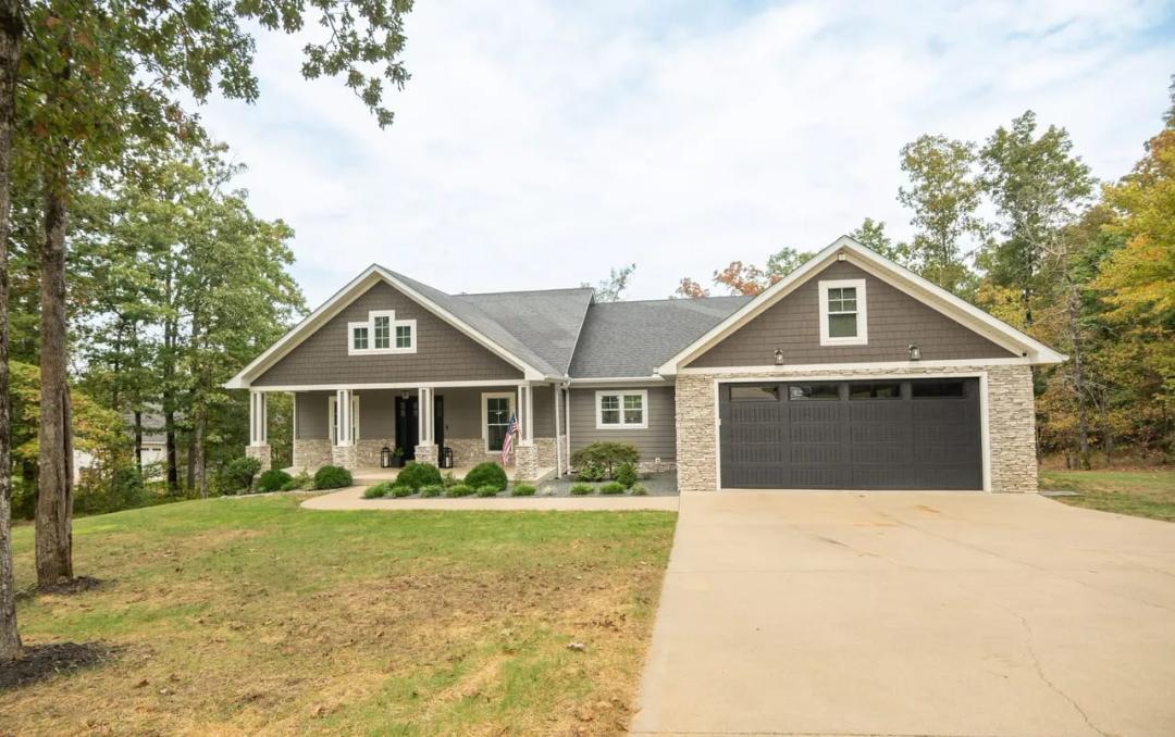 Custom-Built 4-Bed Home on 1±AC in Poplar Bluff, MO