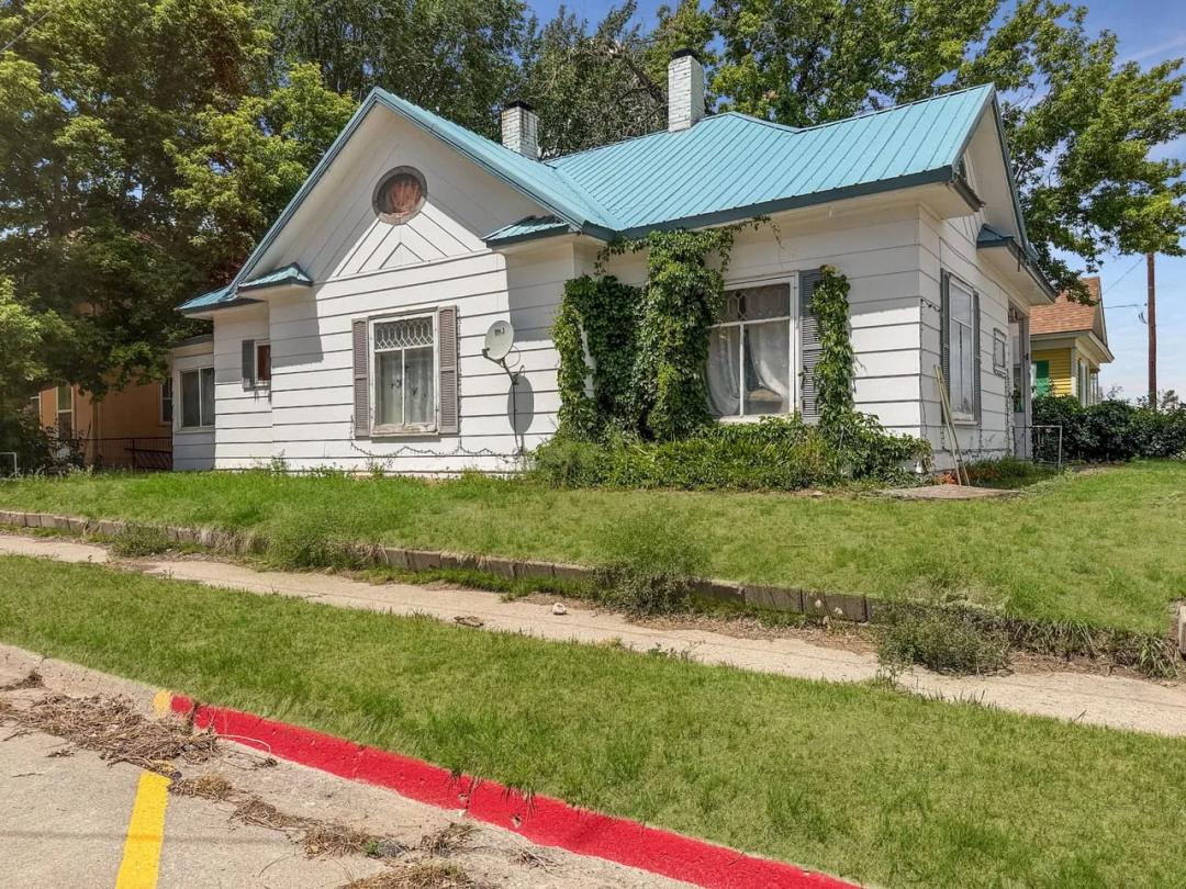 219 3rd St Crawford, NE