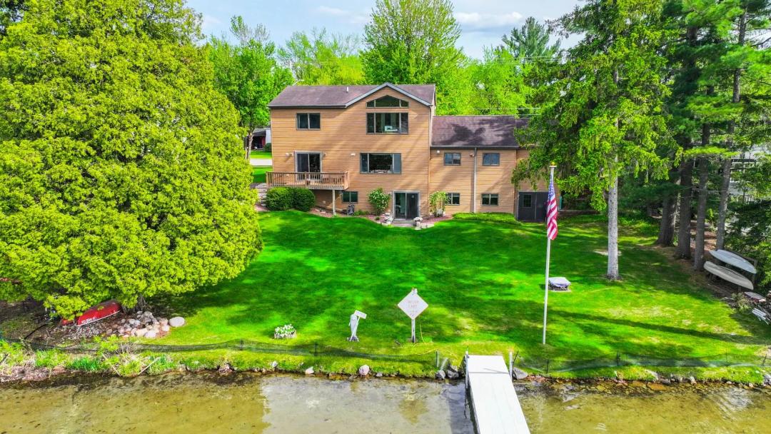 Lakefront Luxury Home on the Chain O'Lakes in Waupaca, Wisconsin for Sale