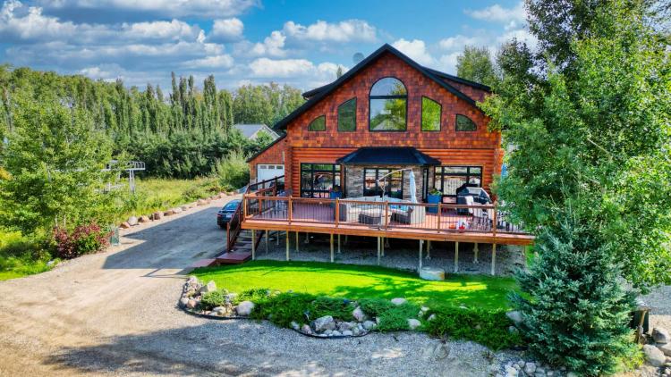 Beautiful Log Home at the Lake