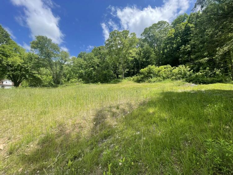  br,  bth, 0.70 Acres. Charleston WV