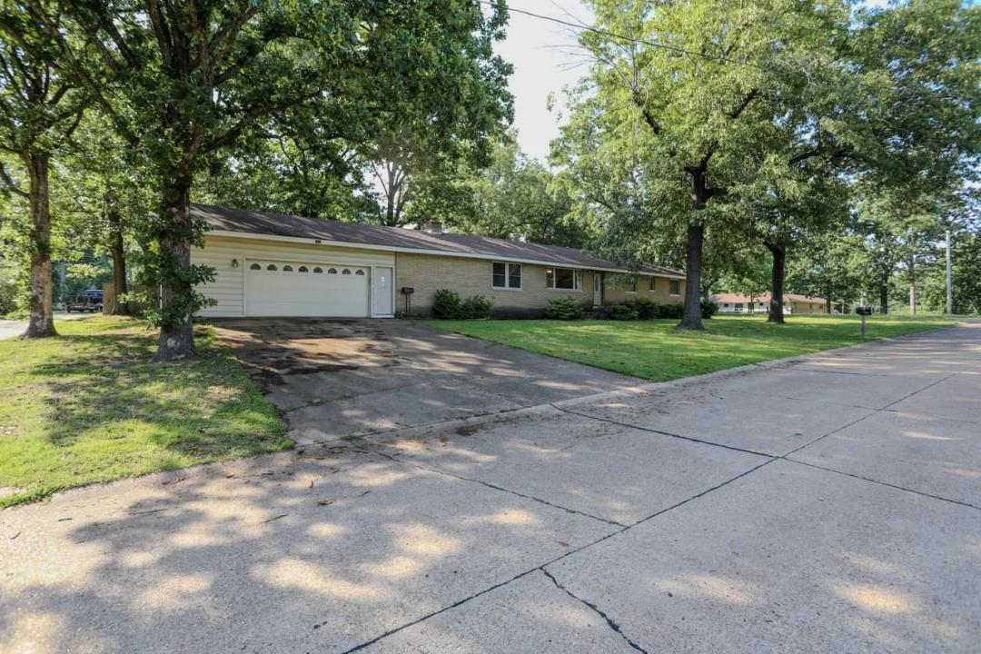 4-Bed Brick Home in Poplar Bluff, Mo