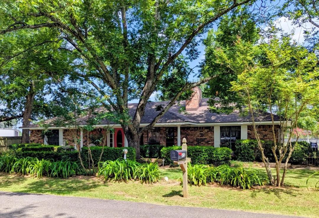 Well Loved 3/3/2 Brick Home W/Oversized Garage in Jacksonville, Tx