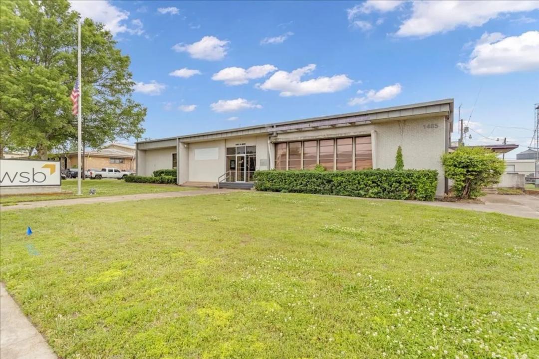 11,000 sq feet of Opportunity!