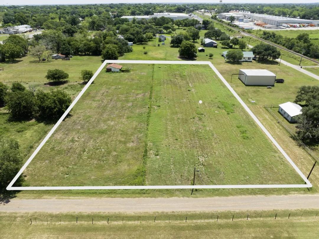 215 Old Hwy 90 Loop, Schulenburg