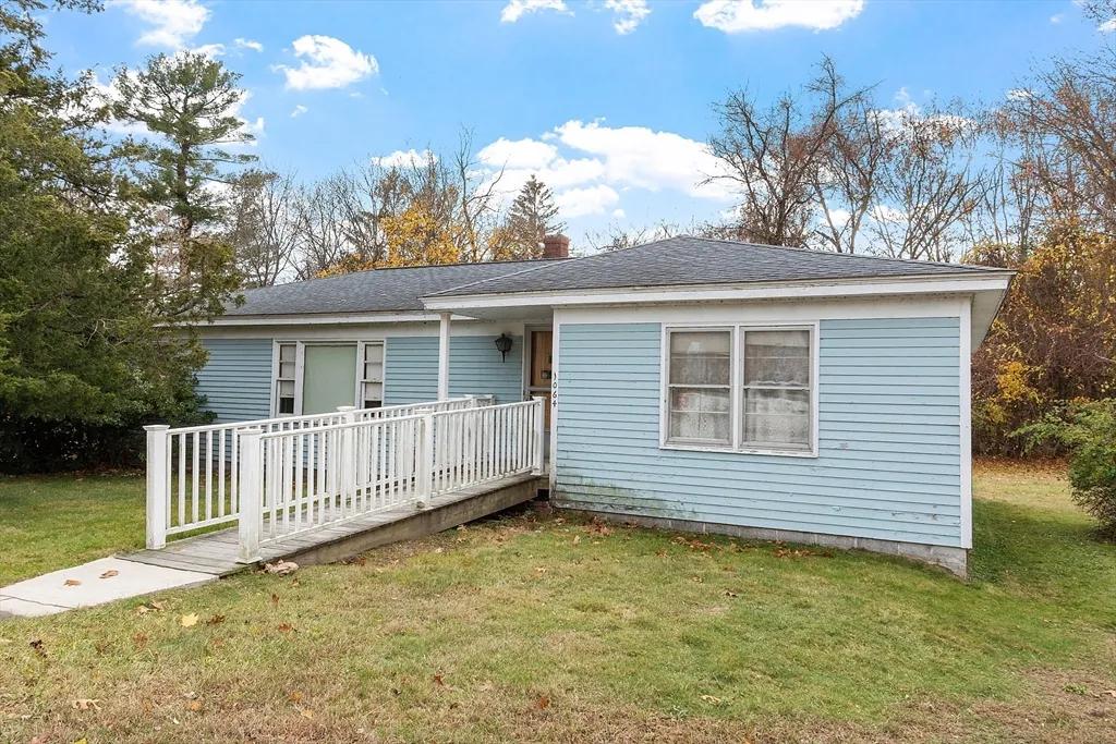 4 Bedrooms1.5 Bathroom on 2.85 Acres at 1064 Lakeview Ave