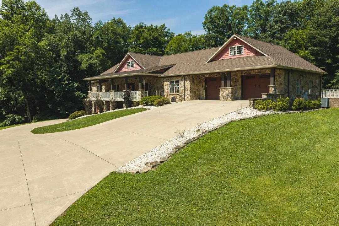 Luxury Home Auction in Bluff City TN