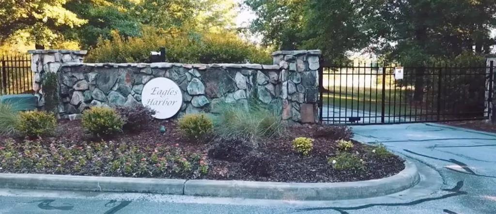 0.98 Acres at 729 Eagles Harbor Dr