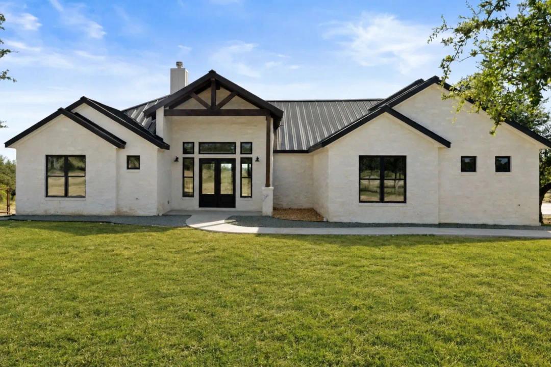 765 Legacy Hills Dr, Johnson City, TX 78636