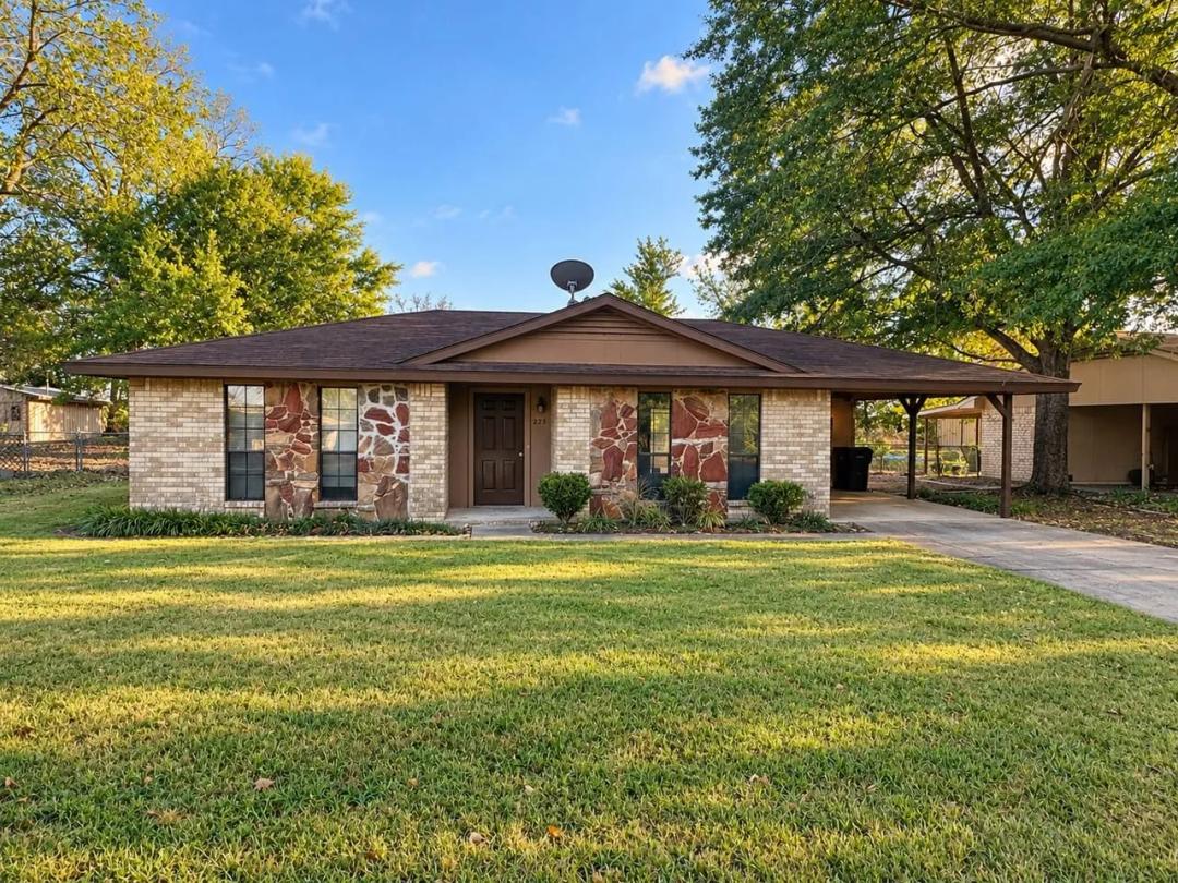 225 Elizabeth LN Blossom TX 75416