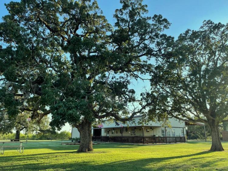 QUIET COUNTRY LIVING - PRIVACY - MOVE-IN READY!