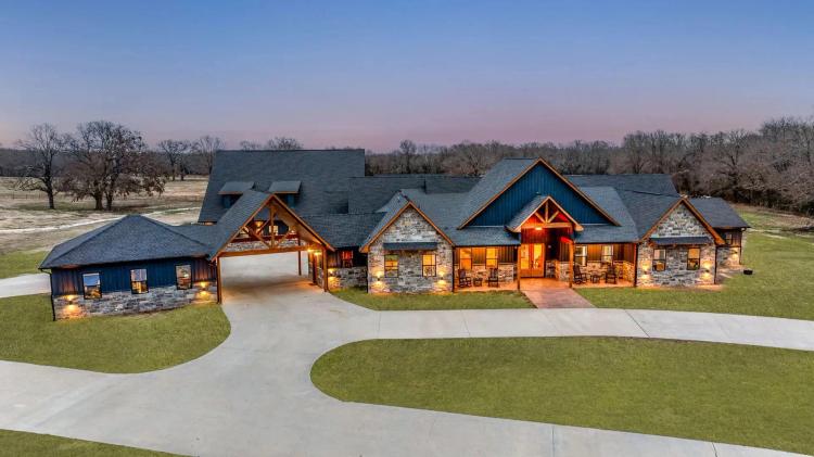 Exquisite Luxury Ranch Estate For Sale in Paris TX