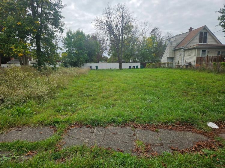 Beautiful buildable lot with public utilities