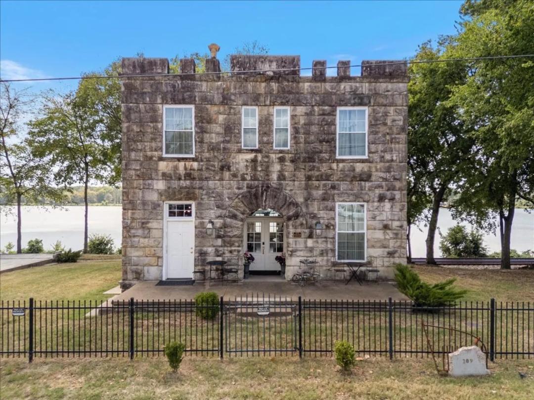 Historic Jailhouse Airbnb in Downtown Ozark