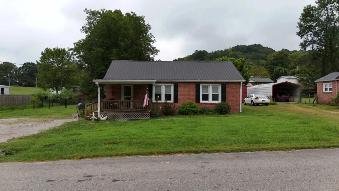 LOVELY HOME IN THE HISTORICAL TOWN OF CELINA, TN / BRICK RANCH WITH APPROX 4/10’S OF AC – EASY WALK TO ALL AEMENITIES