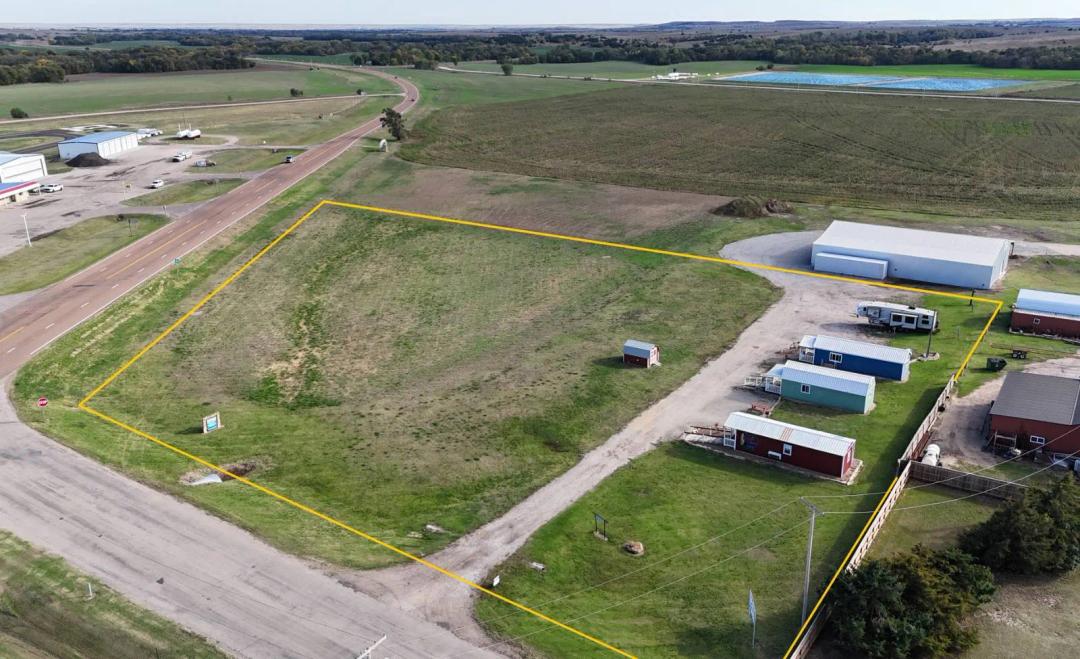3 Bedrooms3 Bathroom on 3.10 Acres at 647 E 1st St