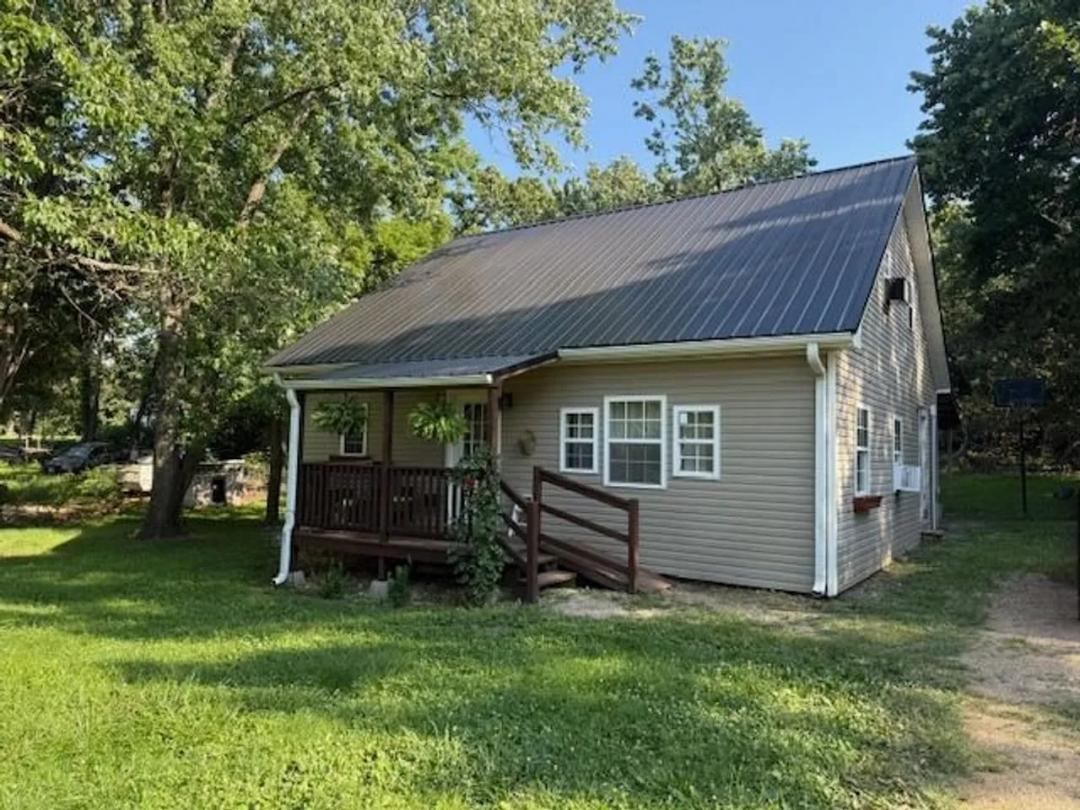 Edge of Town, 4 Bed/2 Bath, several Updates, Colse to Current and Jacks Fork River. Texas County 