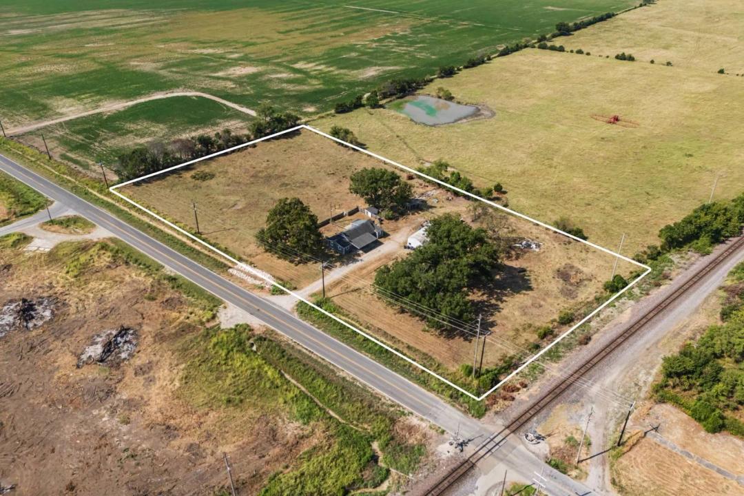 3-4 bedroom home outside of city limits in Montgomery Co, KS