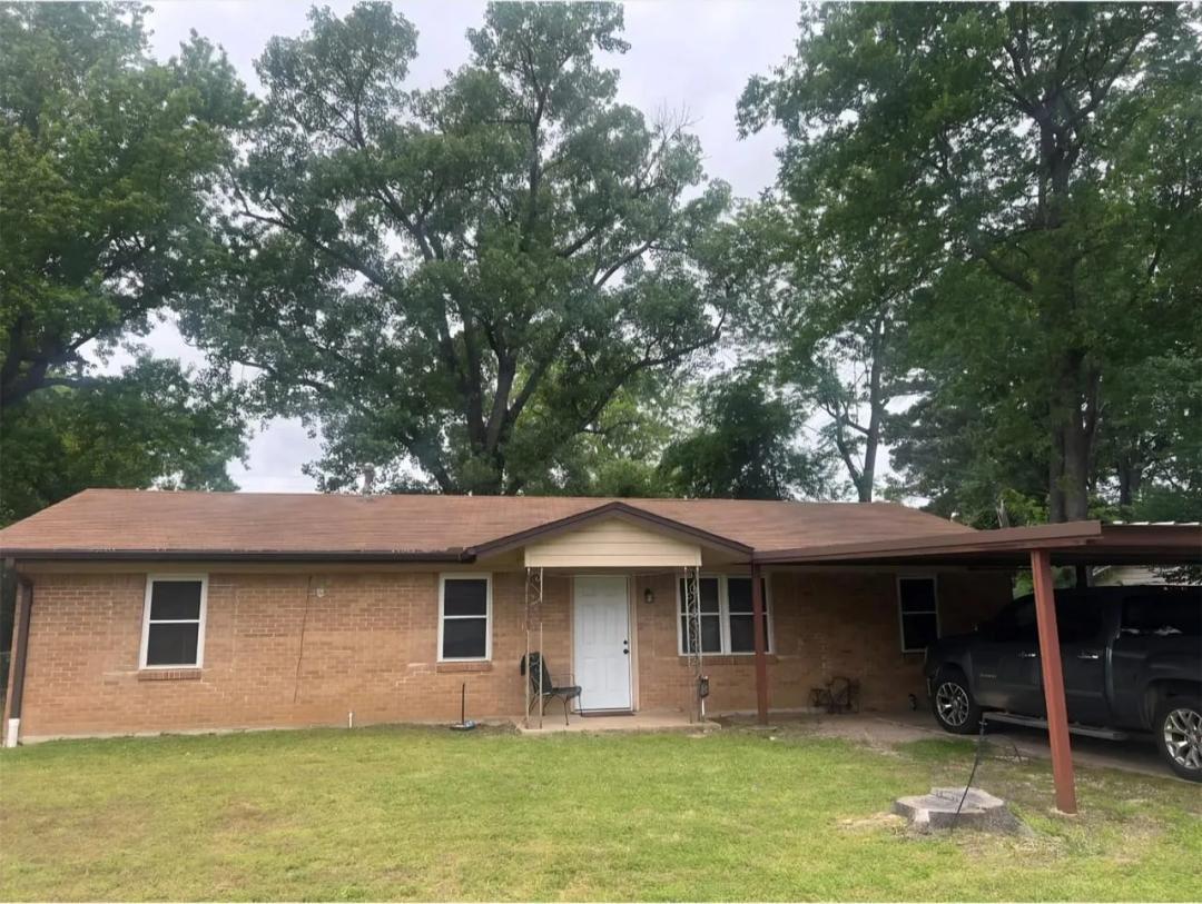440 S Bois D Arc Street Blossom, TX 75416-
