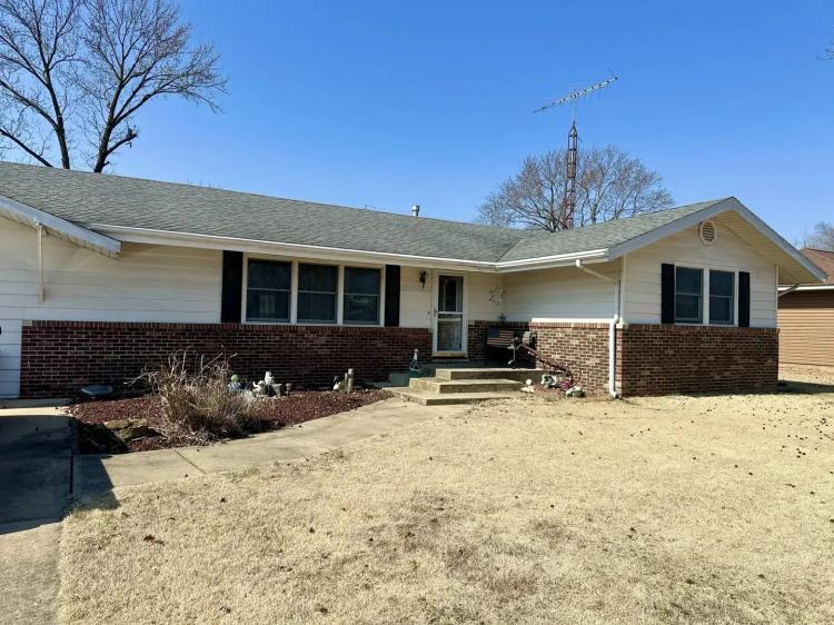 Cozy 3 bed, 2 bath home in a nice quiet Centralia, IL neighborhood!
