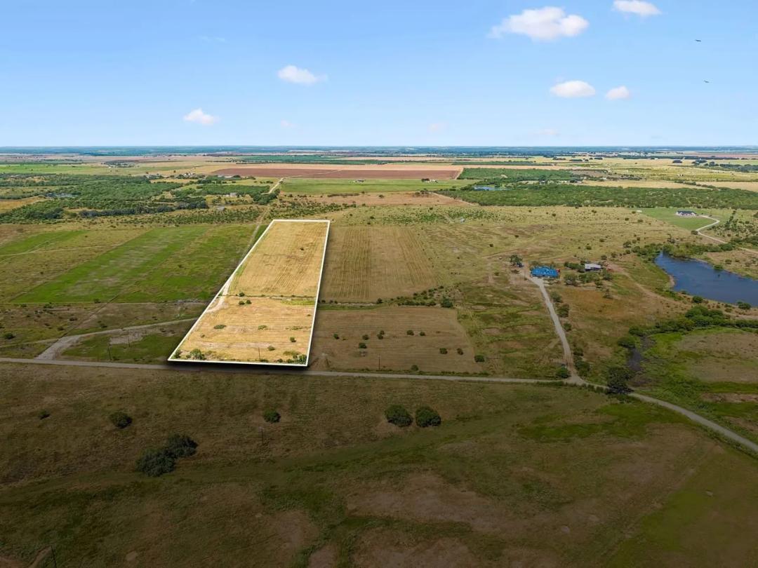 10.76-acre tract in Floresville