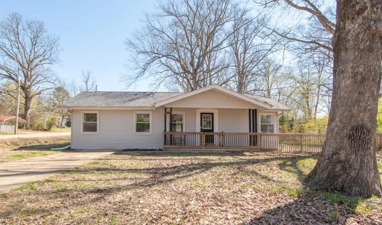 Charming 3 Bed, 2 Bath Home For Sale in Poplar Bluff, MO