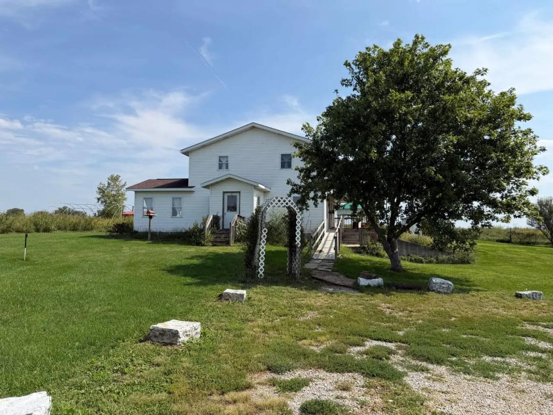 Rural Living with tons of potetial in Van Buren County, IA