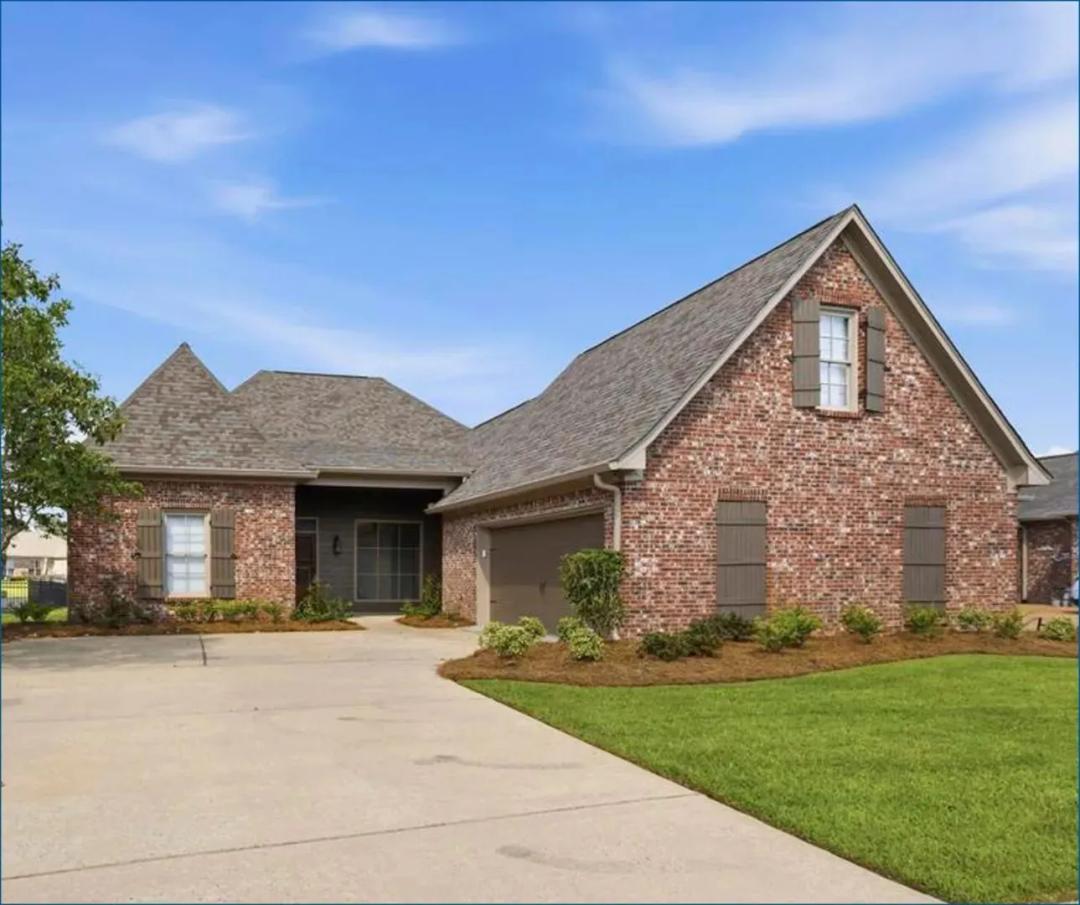 Waterfront Home in Madison County at 108 Martinique Drive in Madison, MS