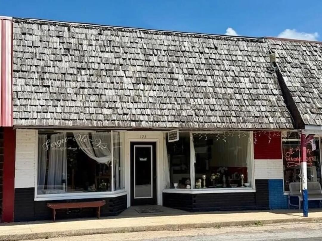 Approx 1624 Sq. Ft. of Floor Space, Great Location, Howell County