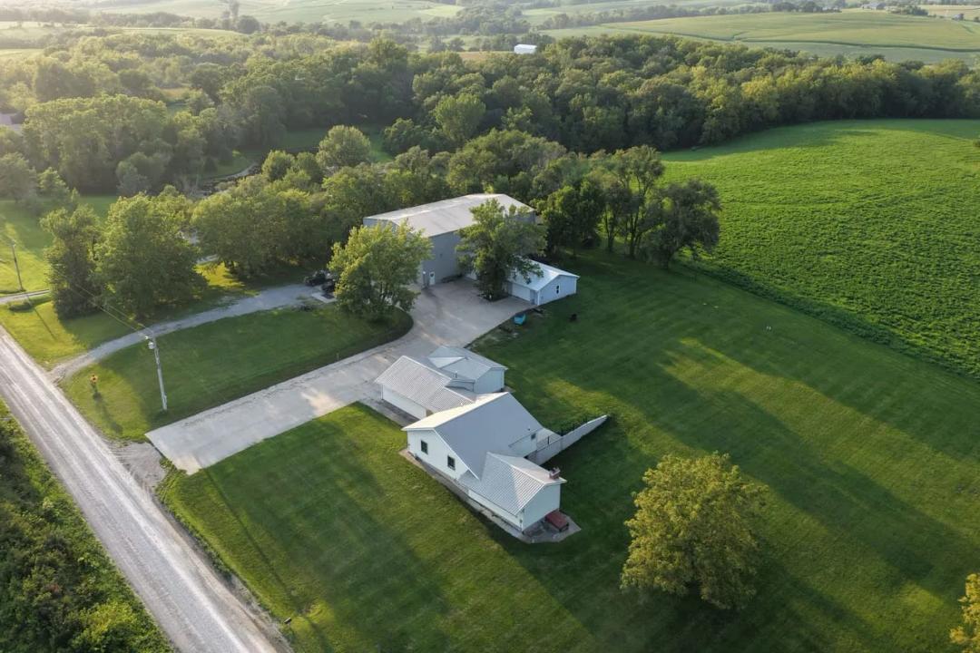 Listing #19688 - Riverside, IA